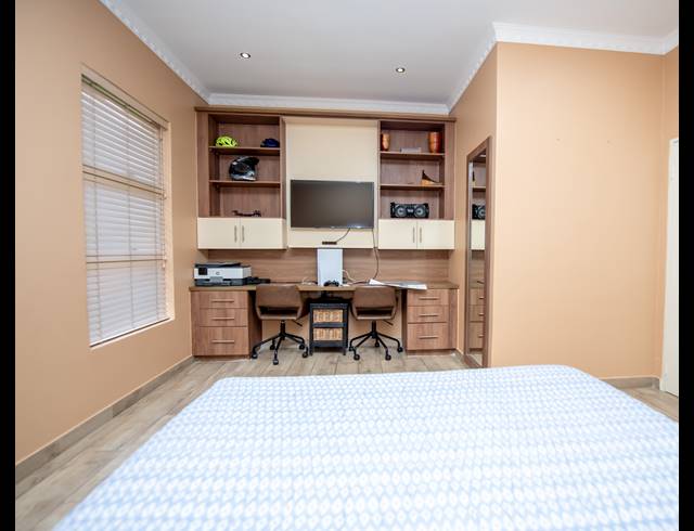 4.5 BEDROOM FREESTANDING FOR SALE IN CRYSTAL PARK